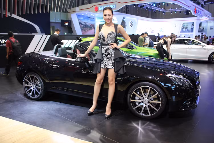 Với tông màu đen bóng, chiếc SLC 43 AMG đã hoàn toàn "làm nền" cho siêu mẫu tại khu trưng bày của thương hiệu Mercedes.