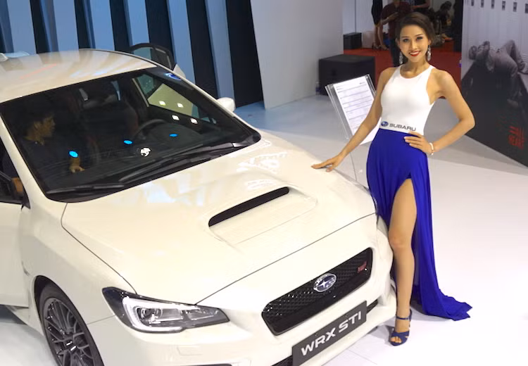 So với triển lãm VIMS lần đầu tiên được tổ chức tại Hà Nội vào năm ngoái, nhìn chung những người mẫu xuất hiện tại VIMS 2016 đã "diện" những bộ trang phục được thiết kế sang trọng, tinh tế và ít "hở hang" hơn.