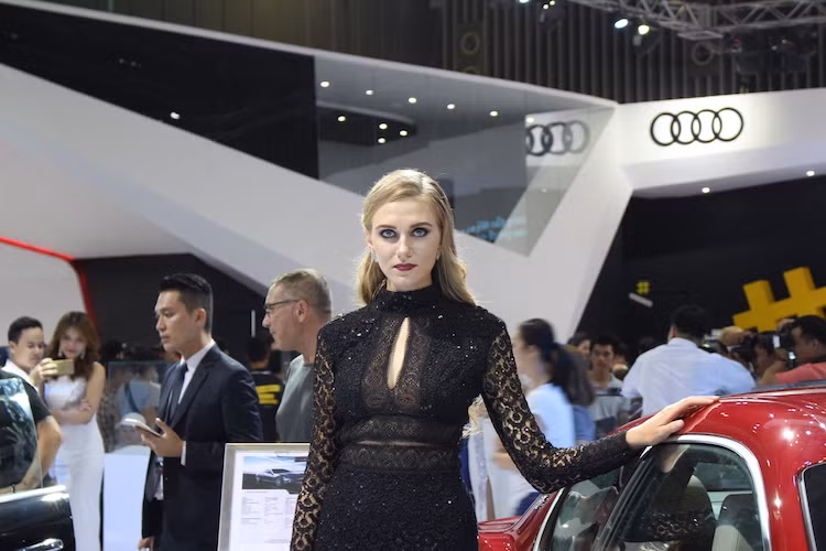 Ngoài ra, một xu hướng có thể dễ dàng nhận thấy tại VIMS 2016 đó là các hãng xe chủ yếu đã mời những người mẫu Việt Nam, ít có sự xuất hiện hơn của những mẫu nữ ngoại quốc. Trong tất cả các hãng xe, Maserati đã mời những người mẫu cả nam lẫn nữ từ Ý, làm nổi bật "chất Italia" của thương hiệu này.