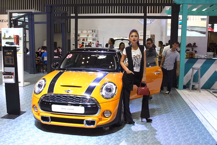 Để "ton-sur-ton" với chiếc MINI Cooper trẻ trung bên cạnh, mẫu nữ của MINI đã khoác lên mình "bộ cánh" đầy thời thượng.