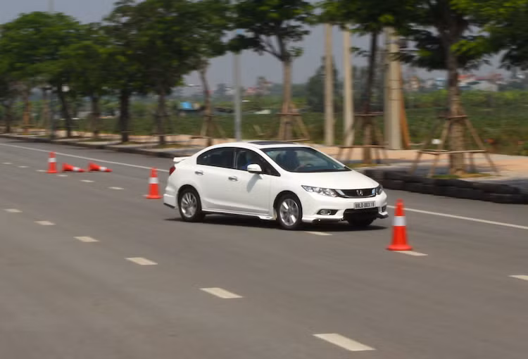 Khu vực chạy thử được bố trí tại đoạn đường thẳng dài 1,75 km cạnh trung tâm thương mại Vincom Long Biên, Hà Nội. Trong đó, ngoài 50 mét dành cho khu vực kỹ thuật, đường chạy thử cho mỗi phiên bản Civic sẽ có chiều dài 850 m, được đặt đối xứng nhau và đều được chia thành 2 phần chính gồm tăng tốc (500 m) và chạy zig-zag (100 m).