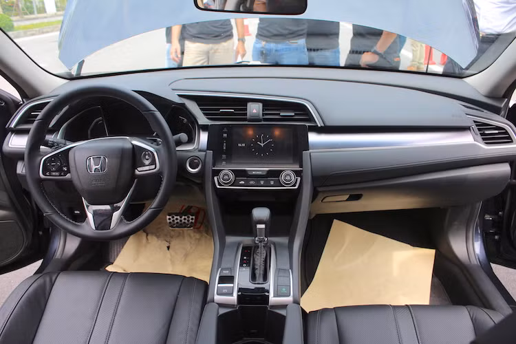 Từ phía trong khoang lái của Civic 2017, đa số những người trải nghiệm đều bị ấn tượng bởi nội thất nhiều trang bị hiện đại, tiện dụng hơn phiên bản cũ và tầm nhìn ra phía trước rộng hơn. Tuy nhiên, những chi tiết nhựa ốp bên trong cabin của xe chỉ được cải thiện chút ít so với thế hệ cũ, chưa tạo được cảm giác cao cấp hơn hẳn.