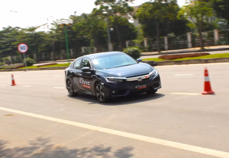Bù lại cho động cơ trễ rất nhẹ ở "nước đề", Civic thế hệ mới lại thể hiện cảm giác lái thể thao hơn hẳn so với thế hệ cũ do thân xe thấp hơn, chassis thế hệ mới cứng hơn, hệ thống trợ lực điện thế hệ mới và hộp số vô cấp CVT với lẫy chuyển số bằng tay phía sau vô-lăng. Điều này được thể hiện khá rõ ở bài thử zig-zag, khi chiếc xe mới tỏ ra nhanh nhẹn và ổn định hơn khi vượt qua các cọc tiêu ở cùng tốc độ 50 km/h.
