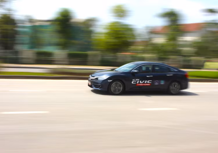 Ở bài thử nghiệm tăng tốc, tốc độ tối đa được phép trải nghiệm trên mỗi chiếc xe đều là 120 km/h. So với thế hệ trước, Honda Civic 2017 đã được trang bị động cơ i-VTEC Turbo 1.5l tăng áp với dung tích nhỏ hơn 0.5l, nhưng lại có công suất mạnh hơn (170 mã lực/220 Nm so với 152 mã lực/190 Nm). Khi đạp ga "lút ván" ở nước đề, Civic mới có độ trễ rất nhẹ so với phiên bản cũ dù xe bứt phá mạnh mẽ hơn ở "nước hậu".