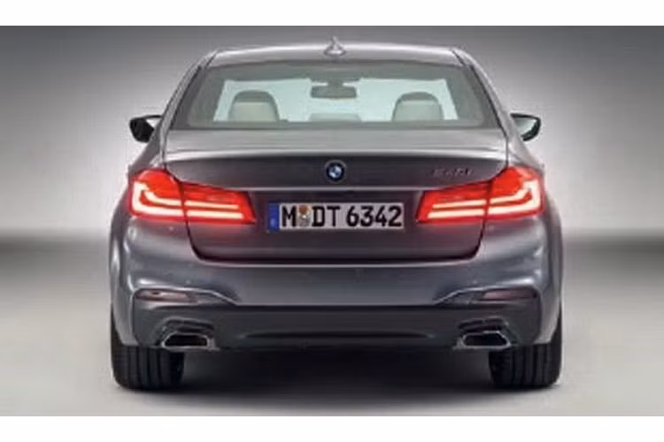 Bên dưới lớp vỏ, 5 Series sẽ sử dụng chung khung sàn với 7 Series. Điều này đồng nghĩa với việc các vật liệu siêu nhẹ như nhôm, sợi carbon, magie và thép cường lực sẽ có trong cấu trúc khung xe, giúp 5 Series 2017 giảm tới khoảng 100 kg so với thế hệ hiện tại.