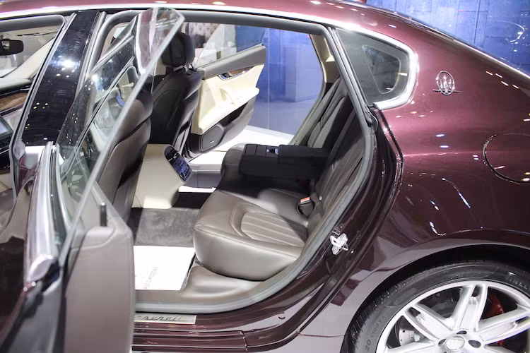 Mẫu xe sedan hạng sang Quattroporte 2017 này sẽ được bán với 2 cấu hình nội thất khác nhau là GranLusso và GranSport. Trong đó, GranLusso có nội thất sang trọng hơn với các chi tiết ốp gỗ cùng mặt ghế chần chỉ đẹp mắt. GranSport hướng tới sự thể thao với các ghế ngồi ôm lưng và ốp nội thất bằng sợi carbon. Phiên bản được trưng bày tại VIMS 2016 là bản GranLusso.