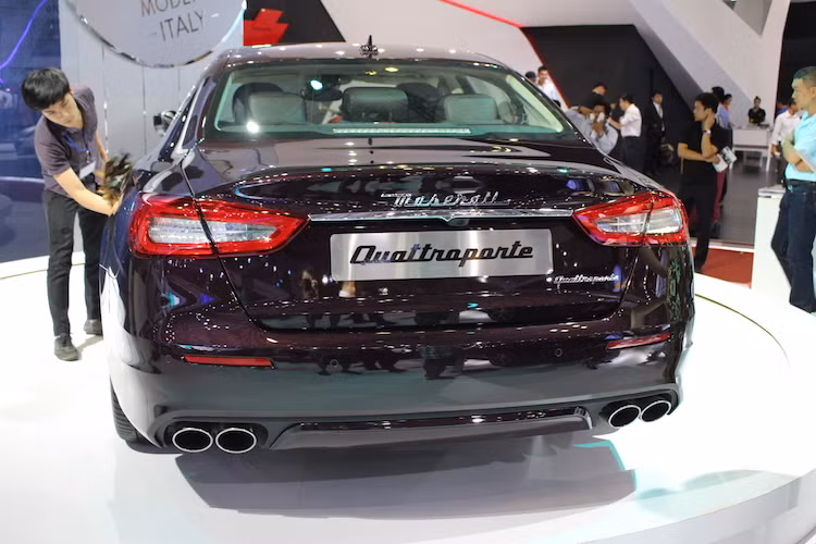 Maserati Quattroporte 2017 được phân phối tại thị trường Việt Nam với 4 phiên bản cùng mức giá bán lẻ tiêu chuẩn từ 6,1 tỷ đồng. Phiên bản Quattroporte GranLusso trưng bày tại triển lãm VIMS 2016 có giá 7,912 tỷ đồng. Cũng như các dòng xe sang khác, giá của Quattroporte 2017 có thể thay đổi mạnh theo từng tùy chọn thêm của khách hàng.