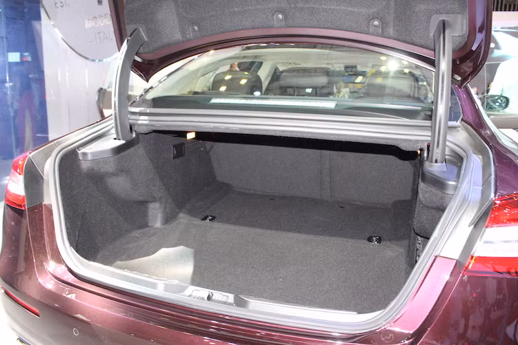 Trên phiên bản Quattroporte 2017, thể tích khoang hành lý của xe vẫn được giữ nguyên với 530 lít. Hàng ghế sau của xe cũng có thể gập lưng để tăng không gian khoang hành lý.