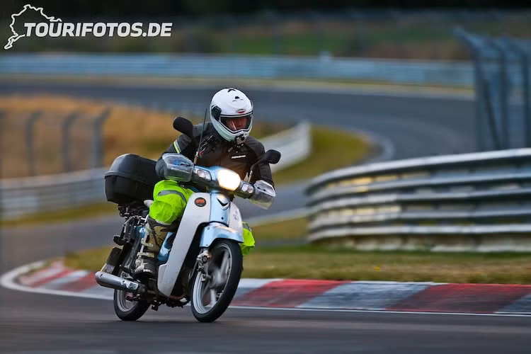 Sau khi làm quen với đường đua, Lee đã không chỉ thực hiện được giấc mơ của mình mà còn "vượt kế hoạch" khi anh đã chạy tới 2 vòng đường đua này, thay vì chỉ 1 vòng. Dù đã đạt được mục tiêu nhưng theo Lee, anh sẽ không dừng hành trình của mình tại Nurburgring. Sắp tới, anh muốn tiếp tục khám phá châu Âu trước khi quay trở lại quê nhà vào "một thời điểm nào đó".