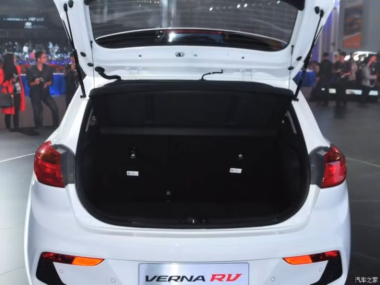 So với bản sedan, khoang hành lý của Verna RV ngắn hơn nhưng có chiều cao lớn hơn do kiểu dáng thân xe hatchback. Hyundai chưa công bố chi tiết thể tích khoang hành lý của xe, nhưng hàng ghế sau trên Verna RV cũng có khả năng gập 40/60 để tăng thể tích.