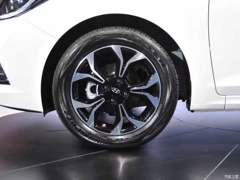 Vào tháng 1/2017 tới, Hyundai Verna RV mới chính thức được bán ra tại thị trường Trung Quốc. Sang quý 2/2017, chiếc xe sẽ được Hyundai tiếp tục mang tới Ấn Độ trước khi xuất hiện trên Thế giới dưới tên gọi Accent.