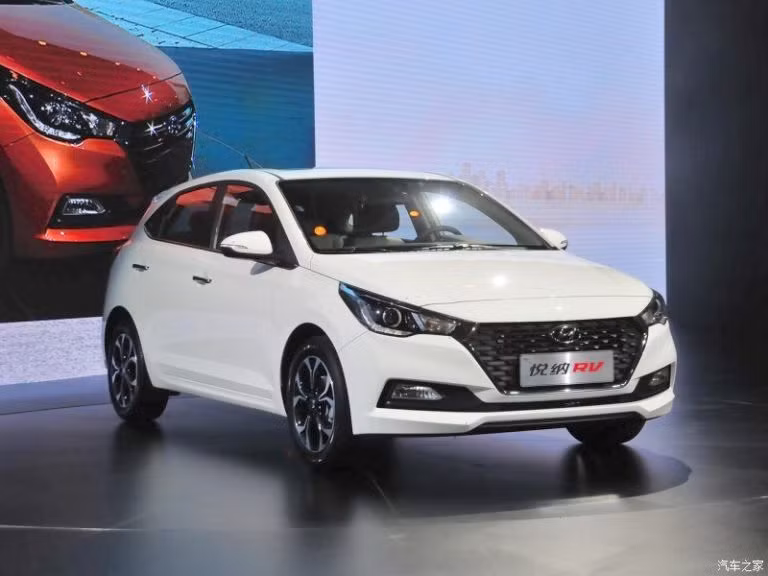 Nằm trong phân khúc hatchback hạng B, các đối thủ chính của Verna RV là Mazda 2 hay Toyota Yaris. Một điểm dễ nhận thấy của Hyundai Verna RV mới đó là chiếc xe mang ngôn ngữ thiết kế Fluidic Sculpture 2.0 quen thuộc của hãng xe Hàn Quốc, với cụm lưới tản nhiệt lục giác cùng các đèn pha LED sắc sảo tương tự dòng Elantra.