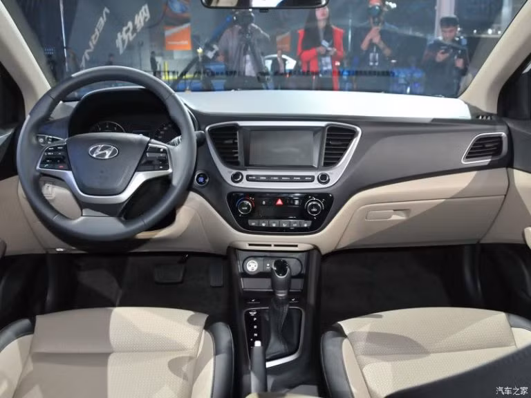 Ở bên trong nội thất, một lần nữa Verna RV thừa hưởng thiết kế của những mẫu Hyundai thế hệ mới trong thời gian gần đây như i20 hay Elantra. Phiên bản cao cấp của xe cũng được trang bị khá hấp dẫn với hệ thống giải trí có màn hình cảm ứng 7 inch, hỗ trợ kết nối iPhone qua Apple CarPlay và điều hòa tự động.