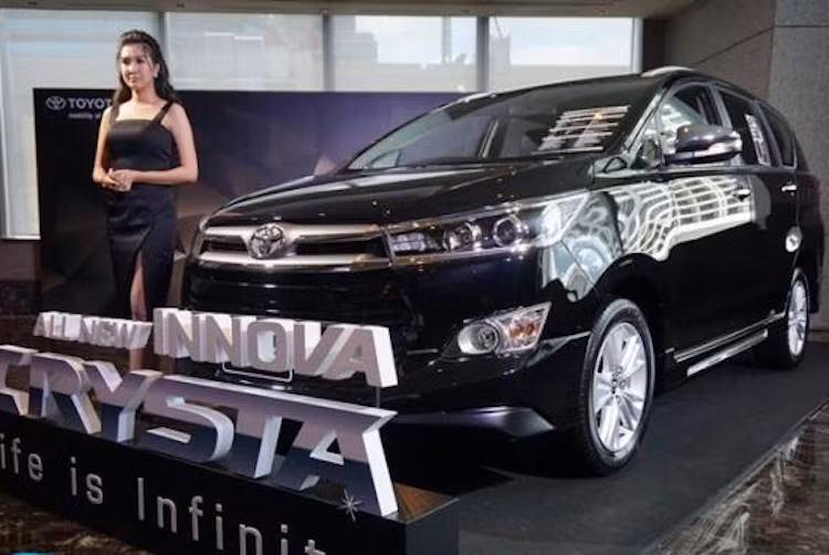 Tương tự như tại Ấn Độ trước đó, Toyota Innova 2016 thế hệ mới sẽ có tên gọi Innova Crysta tại thị trường Thái Lan. Dù là một trong những nước có ngành công nghiệp xe hơi phát triển nhất Đông Nam Á nhưng với Innova, Toyota Thái Lan đã nhập khẩu từ Indonesia do được lợi từ hiệp định thương mại tự do AFTA.