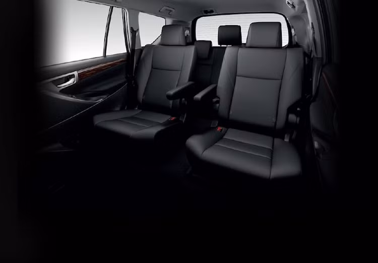 Các vật liệu sử dụng trong nội thất cũng sang trọng hơn nhiều so với thế hệ Innova hiện tại với ghế ngồi bọc da cao cấp, những chi tiết sơn màu bạc kim loại hoặc ốp gỗ... Tại Thái Lan, Innova Crysta sẽ có 2 phiên bản động cơ là xăng 4 xi-lanh 2.0l 139 mã lực như Innova tại Việt Nam và diesel tăng áp 2.8l 4 xi-lanh 177 mã lực giống như Hilux.