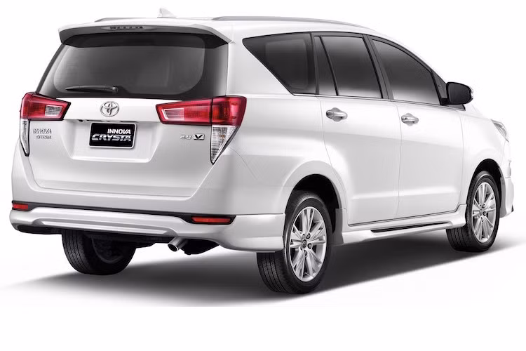 Tuy nhiên trên phiên bản cao cấp nhất 2.8V, Innova Crysta vượt trội hơn phiên bản 2.0V ở ngoại thất khi được trang bị sẵn bộ bodykit thể thao, khiến kiểu dáng của xe càng trở nên hấp dẫn hơn.