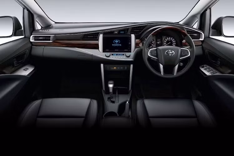 Nội thất của Innova Crysta cũng không khác biệt nhiều so với phiên bản tại Việt Nam với thiết kế mới mẻ và được trang bị các tiện nghi hiện đại như vô-lăng có cụm phím đa chức năng, hệ thống thông tin giải trí kèm màn hình cảm ứng 8 inch với kết nối Miracast, cổng HDMI, chìa khóa thông minh...