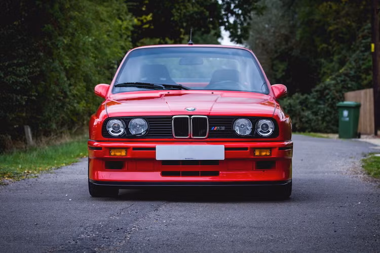 So với M3 thường, phiên bản Sport Evolution các khe hút gió trên cản trước lớn hơn, cùng với những lỗ làm mát hệ thống phanh thay vì đèn sương mù.