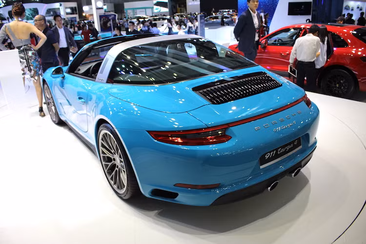 Ở phía sau, siêu xe 911 Targa 4 cũng có những đèn hậu được sửa đổi về thiết kế, cùng với cản sau hoàn toàn mới với cụm ống xả kép đặt chính giữa và các khe gió nằm đối xứng hai bên để làm mát động cơ mới một cách hiệu quả hơn.