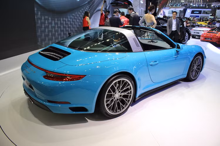 Mặc dù có động cơ mạnh mẽ hơn, nhưng những chiếc 911 mới vẫn có mức tiêu thụ nhiên liệu tiết kiệm hơn 12% so với phiên bản cũ. Bên cạnh động cơ mới, chiếc xe còn được nâng cấp với giảm xóc mới, hệ thống treo chủ động PASM (Porsche Active Suspension Management).