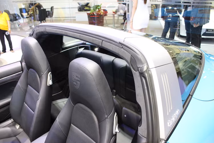 911 Targa cũng có hàng ghế sau. Tuy nhiên, hàng ghế này của xe rất chật chội và chỉ phù hợp để chở trẻ em hay một số hành lý lớn.