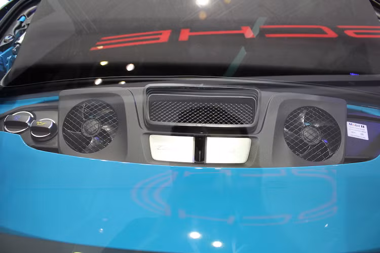 Nằm ở phía sau đuôi xe là thay đổi lớn nhất trên 911 Targa 4 phiên bản nâng cấp, đó là khối động cơ 6 xi-lanh nằm ngang ngang 3.0l tăng áp kép hoàn toàn mới, thay vì loại 3.6l nạp khí tự nhiên như trước đây.