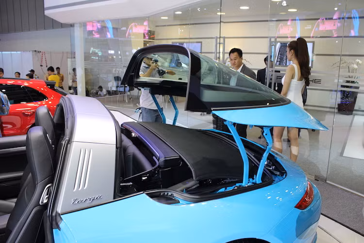 Điểm đặc biệt của kết cấu mui trên 911 Targa 4 đó là toàn bộ phần mái phía sau xe sẽ được lật về phía sau, cùng với 2 góc ở cột B để chiếc mui xếp mềm có thể mở ra hoặc thu lại gọn gàng. Khi đóng hay mở mui, 911 Targa vẫn đặc biệt hơn các phiên bản 911 khác khi có cột B to bản, được sơn màu bạc gợi nhớ về thế hệ 911 Targa đầu tiên.