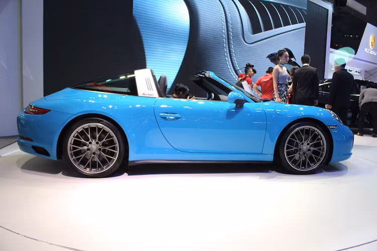 Ở hai bên thân xe, những thay đổi nhỏ và khó nhận biết hơn gồm tay nắm cửa được chỉnh sửa lại và bộ mâm đúc mới. Hiện tại, 911 Targa là một trong số ít các dòng xe mui trần với kết cấu mui targa, với mui chỉ mở ra ở phía trên hàng ghế trước và vẫn giữ nguyên vòm mái ở phía sau xe.