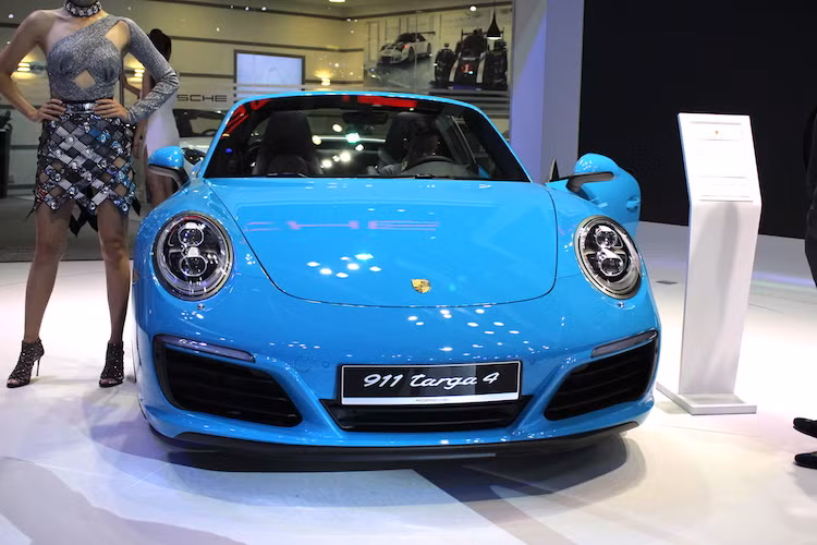 Dù có nhiều cải tiến mạnh mẽ, nhưng Porsche vẫn cố gắng giữ nguyên "phom" huyền thoại của mẫu 911 Targa 4 bản nâng cấp mới. Về ngoại hình, chiếc xe cũng có những thay đổi tương tự các dòng 911 khác với đèn pha 4 điểm mới, cản trước được thiết kế lại cân đối hơn cùng với cánh khuếch tán khí động học bên dưới cản trước.