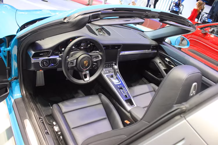 Bên trong nội thất của 911 Targa mới đều có tay lái theo phong cách của siêu xe hàng đầu Porsche 918 Spyder, kèm theo hệ thống thông tin giải trí Porsche Communication Management thế hệ mới với màn hình 7 inch, kết nối Apple CarPlay, tính năng định vị được nâng cấp với bản đồ của Google.