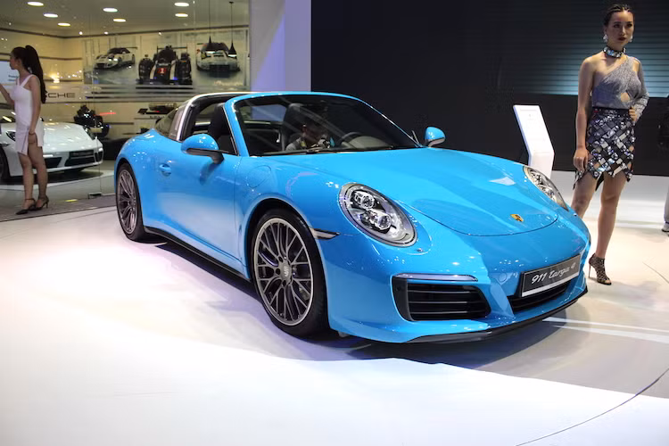 Trên phiên bản 911 Targa 4, động cơ này đem tới công suất tối đa 370 mã lực và mô-men xoắn cực đại 450 Nm - lần lượt lớn hơn 15 mã lực và 60 Nm so với các phiên bản cũ tương đương. Đi kèm với động cơ là hệ dẫn động 4 bánh cùng hộp số ly hợp kép PDK 7 cấp.