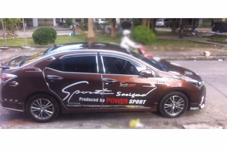 Được biết chủ nhân của chiếc Toyota Altis 2016 độ kỳ dị này sống ở thành phố Quảng Ninh. Có lẽ vừa muốn chiếc xe trông thể thao hơn, vừa sang trọng hơn nên chủ xe đã cố gắng "ốp" vào chiếc Altis của mình nhiều chi tiết mạ sáng bóng nhất và các decal nhất có thể.