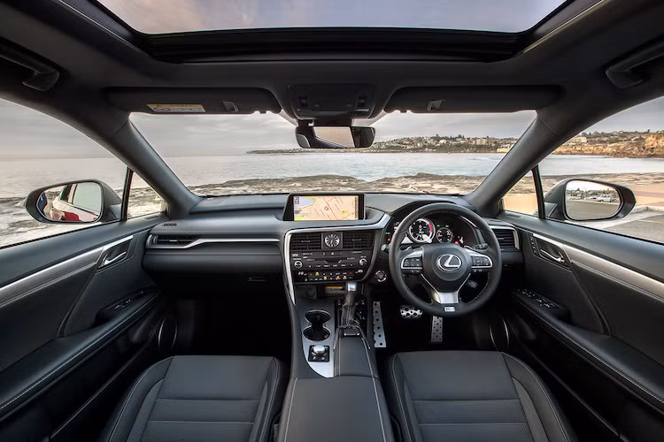 Sự khác biệt lớn nhất giữa 2 phiên bản này nằm ở bên trong nội thất. Trong đó, phiên bản RX200t F Sport được trang bị sẵn các tiện ích như màn hình 12,3 inch, dàn âm thanh Mark Levinson 15 loa, rèm che nắng cho hàng ghế sau, thẻ khóa thông minh, tay lái cùng ghế ngồi và pedal thể thao.