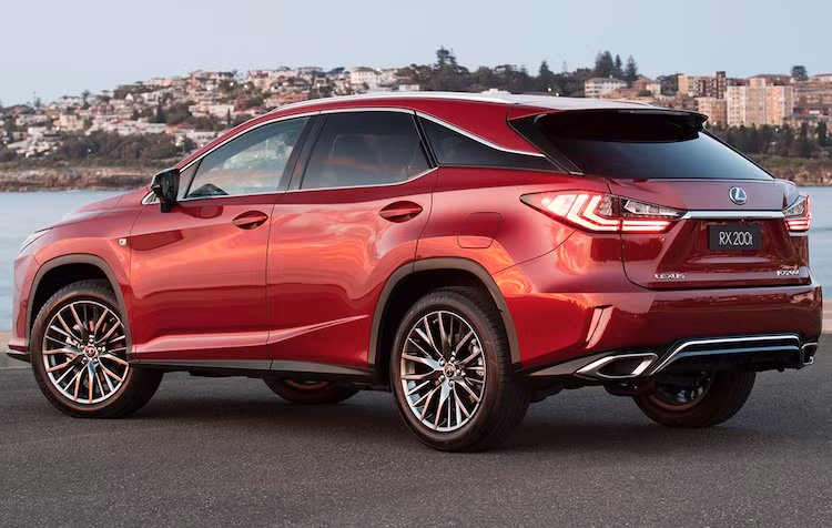 Ở bên ngoài, cả 2 phiên bản mới của Lexus RX200t đều sở hữu vẻ ngoài thể thao hơn nhờ có gói trang bị F-Sport, với các thay đổi như lưới tản nhiệt trước vân thể thao, nẹp ốp dưới cản trước, mâm đúc nhiều nan đẹp mắt cùng cản sau khác biệt. Chúng cũng có sẵn đèn pha và đèn hậu LED.