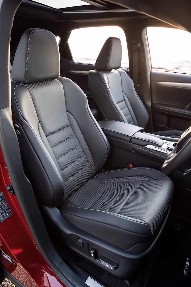 Bên cạnh những trang bị trên, phiên bản Sport Package còn cao cấp hơn nữa với hàng ghế trước điều chỉnh điện 14 hướng với chức năng nhớ vị trí, tay lái bọc da và ốp gỗ, hàng ghế sau có sưởi và các chi tiết ốp nhôm hoặc gỗ được cắt laser.