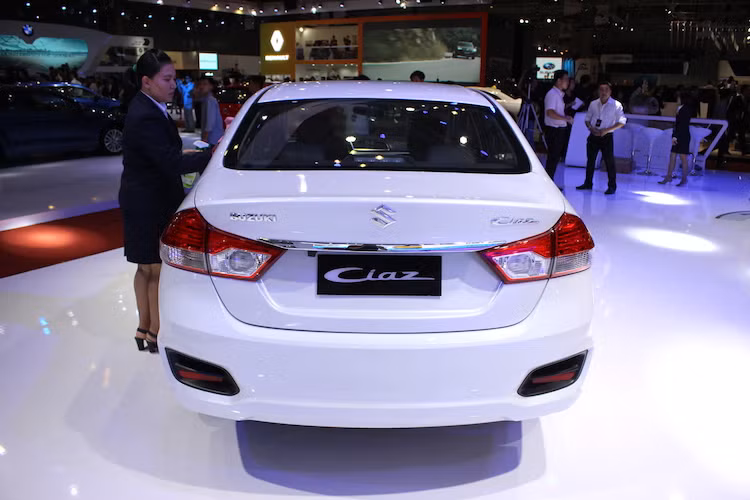 Hiện tại, Suzuki Việt Nam đã đưa ra mức giá niêm yết cho Ciaz là 580 triệu đồng. Với mức giá này, Ciaz rẻ hơn một chút so với Toyota Vios phiên bản E CVT (588 triệu đồng) và Honda City số tự động (583 triệu đồng), đồng thời có các tiện nghi rất hấp dẫn.