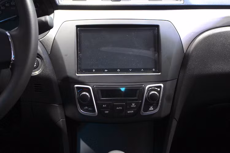 So với các đối thủ trong cùng phân khúc sedan hạng B tại Việt Nam, các trang bị của Ciaz cũng tương đối hấp dẫn. Bảng điều khiển của xe có các cụm nút chỉnh điều hòa ở mức tối giản, nhường chỗ cho hệ thống thông tin giải trí với màn hình cảm ứng 7 inch điều khiển như một máy tính bảng, nối với camera lùi phía sau.