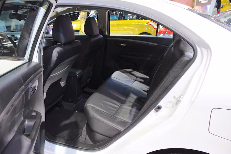 Chưa dừng lại ở đó, Ciaz cũng được tích hợp sẵn hệ thống điều hòa tự động cùng dàn âm thanh 6 loa, trong đó có 4 loa thường và 2 loa tweeter. Hàng ghế sau của xe không có cửa gió điều hòa độc lập nhưng sở hữu không gian khá rộng rãi. Khoang hành lý phía sau xe có thể tích 495 lít - thấp hơn một chút so với đối thủ Toyota Vios (506 lít).