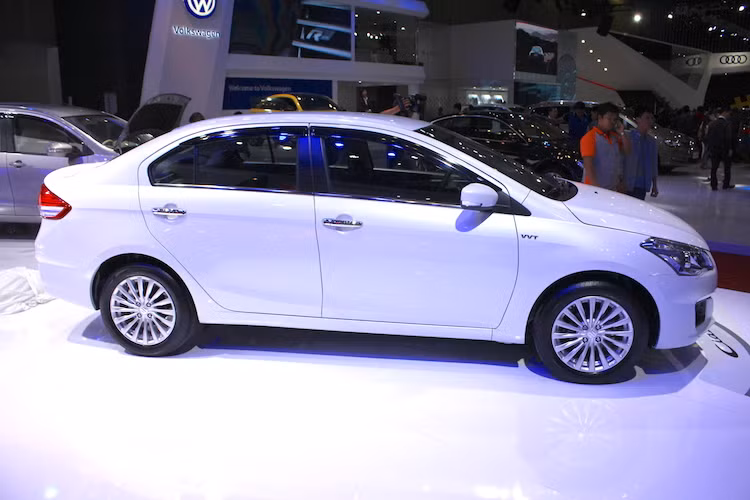 So với các đối thủ cùng phân khúc, Suzuki Ciaz sở hữu thiết kế có phần "già dặn" và thiên về hướng tạo cảm giác sang trọng. Xe có những chi tiết thiết kế khá cao cấp như lưới tản nhiệt và tay nắm cửa mạ chrome, mâm 16 inch nhiều nan cùng đèn pha dạng thấu kính.