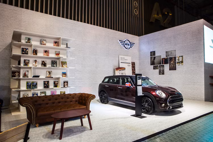 Những người mẫu cá tính trong phong cách thời gian Gaudi, bộ sưu tập giày da thủ công cao cấp từ thương hiệu Dominique Saint Paul, những ly nước uống với công thức pha chế đặc biệt. Tất cả tạo nên không gian thân thiện đầy thú vị cho cuộc hội ngộ của những người bạn cùng chung đam mê.