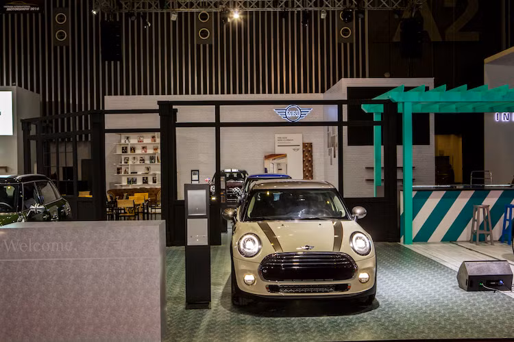 Trong 5 mẫu xe trưng bày, MINI 5 cửa phiên bản Seven Editon là dòng xe mới, lấy cảm hứng từ mẫu Mini Austin Seven đầu tiên ra đời năm 1959 và phiên bản tiền nhiệm của nó là Morris Mini Minor. Khách hàng có thể tùy chọn những màu sơn ngoại thất như: xanh Lapis Sang Trọng (Lapis luxury Blue), trắng (Pepper White), đen (Midnight Black) và xanh lá cây (British Racing Green).