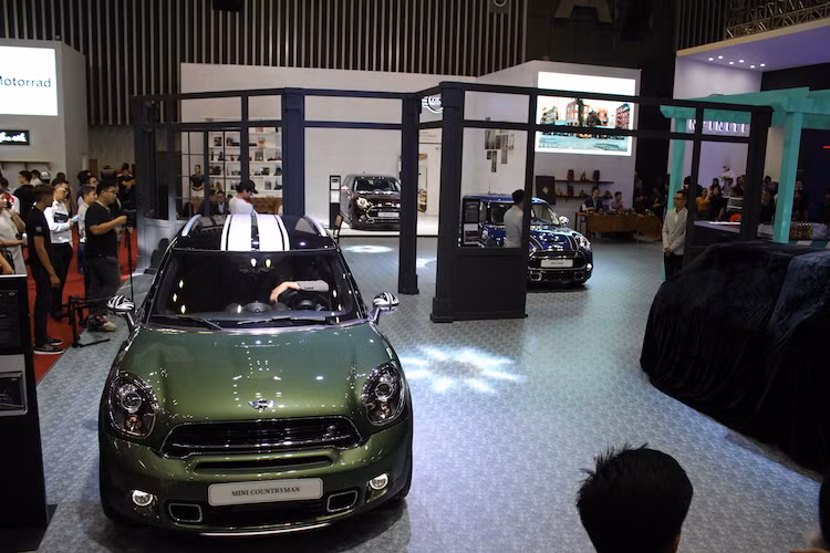 Trong khi thương hiệu Renault góp mặt tại triển lãm VIMS 2016 với phong cách Pháp, BTC có một khu vực xe cổ mang dấu ấn đường phố Sài Gòn xưa thì khu trưng bày của thương hiệu MINI tại Việt Nam lại gợi cảm giác của một ngôi nhà đậm chất Anh Quốc.