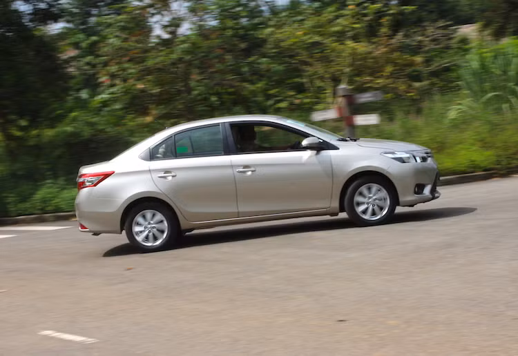 Với hệ động lực mới, Vios 2016 tỏ ra nhạy hơn khi người lái phản ứng "nhẹ nhàng" với chân ga. Nhờ có hộp số CVT, chiếc xe vận hành ít ồn và rung hơn so với phiên bản cũ từng xuất hiện trước đây. Tuy nhiên nếu "thốc ga" mạnh, Vios vẫn có độ trễ tương đối lớn - một nhược điểm đặc trưng của đa số các loại hộp số vô cấp CVT.