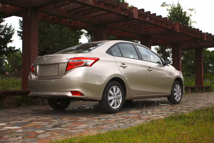 Giống như phiên bản 2015, Vios 2016 có thiết kế phần đuôi xe rộng, tập trung vào cụm đèn hậu trẻ trung trong khi đèn sương mù được bố trí hai bên góc dưới đuôi xe giúp hỗ trợ khả năng quan sát cho các xe phía sau khi di chuyển trong điều kiện thời tiết xấu.