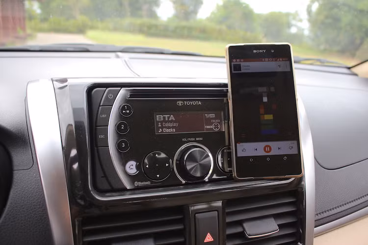 Hệ thống giải trí đi kèm với mọi phiên bản Vios 2016 bao gồm đầu CD cùng các kết nối USB/AUX/Bluetooth... Sau thao tác kết nối với smartphone qua Bluetooth, hệ thống này hỗ trợ các tính năng cơ bản như phát nhạc và nhận cuộc gọi từ điện thoại. Chỉ có phiên bản Vios 1.5G được trang bị vô-lăng có cụm nút điều khiển âm thanh và dàn 6 loa, trong khi các phiên bản còn lại chỉ có 4 loa.