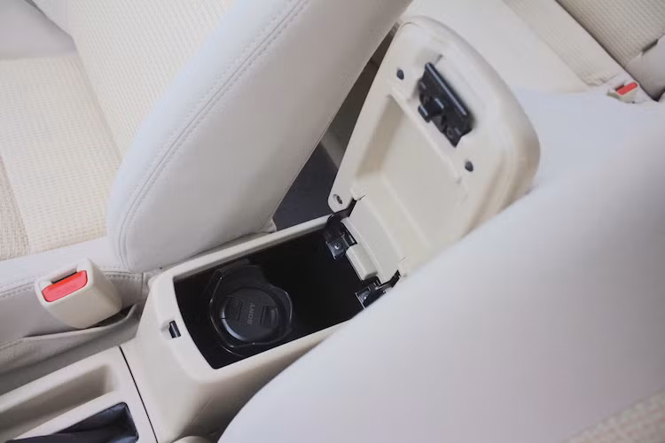 Những trang bị có sẵn khác của Vios 1.5E cũng khá đầy đủ, bao gồm điều hòa chỉnh tay và cửa kính điện trung tâm với chức năng chống kẹt ở bên người lái... Nằm giữa hàng ghế trước là một hộc chứa đồ có thể tích vừa phải, đủ để chứa một số vật dụng cá nhân như điện thoại, hộp kính, máy ảnh, ví da...