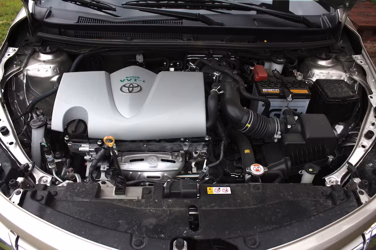 Trên mọi phiên bản Vios 2016, Toyota đã trang bị động cơ nạp khí tự nhiên 2NR-FE mới dung tích 1.5l 4 xy lanh thẳng hàng, 16 van DOHC, với hệ thống điều phối van biến thiên thông minh kép Dual VVT-i tối ưu hóa thời điểm đóng mở đồng thời cả van nạp và van xả (thay cho loại van biến thiên VVT-i cho van nạp ở phiên bản cũ).