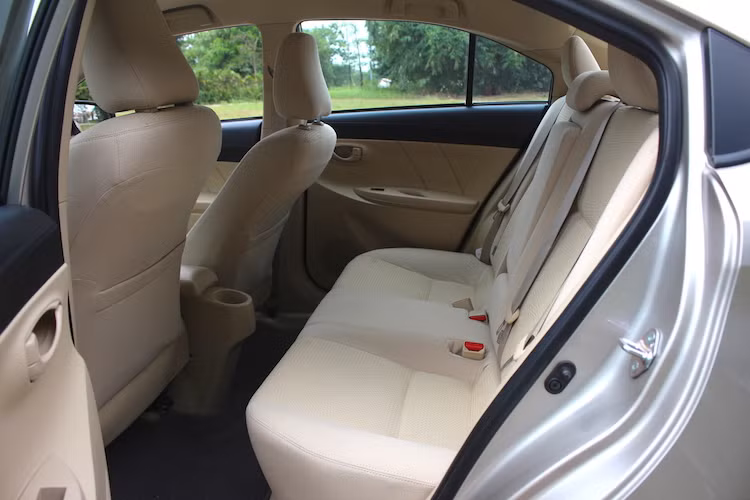 Vios 2016 với các kích thước gồm khoảng trần xe (tính từ mặt ghế sau) đạt 906 mm, khoảng để chân 993 mm và khoảng cách từ đầu gối tới ghế trước 114 mm. Với chiều cao 1m73, tôi có thể duỗi chân tương đối thoải mái và không bị chạm đầu gối ngay cả khi người ngồi hàng ghế trước kéo ghế xuống sâu - khá hợp lý hi so sánh với nhiều mẫu xe cùng dòng.