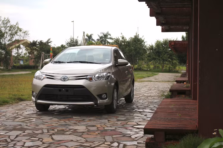 Ngoài phiên bản 1.5E CVT, Toyota vẫn giữ nguyên giá bán của các phiên bản trước đây như Vios 1.5G giá 622 triệu, Vios 1.5E MT giá 564 triệu và Vios Limo có giá bán 532 triệu đồng. Với mức giá niêm yết 588 triệu đồng, Vios 1.5E CVT có ít trang bị và cảm giác lái không thể thao bằng Honda City số tự động (583 triệu đồng), đổi lại chiếc xe có tính thanh khoản cao hơn.