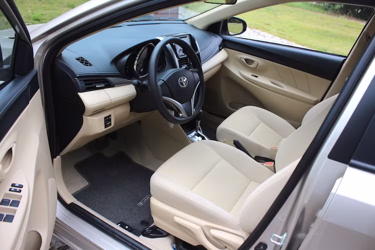 Phiên bản Vios mới được chúng tôi trải nghiệm là bản tầm trung 1.5E CVT. Bên dưới phiên bản này còn có bản 1.5E với số sàn, trong khi bản Vios cao cấp nhất tại Việt Nam là 1.5G CVT. Bước vào trong khoang lái, phiên bản 1.5E CVT ngay lập tức gợi lên cảm giác mới lạ, các vật liệu thieét kế khá phù hợp cho một mẫu xe sedan hạng B.